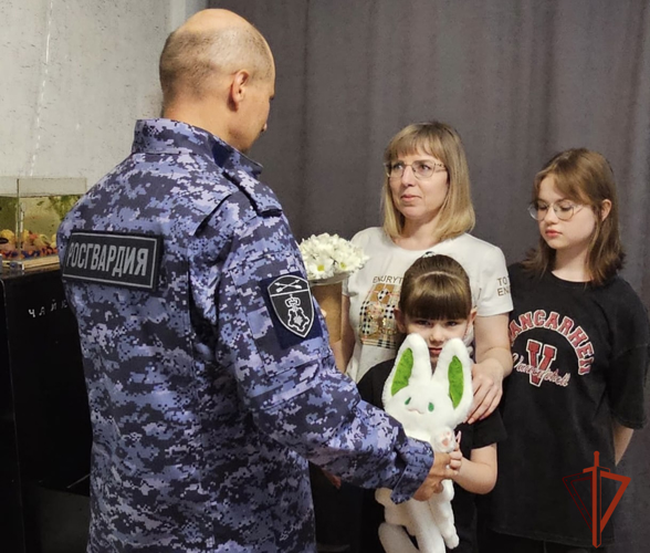 В Омске сотрудники Управления вневедомственной охраны Росгвардии поздравили многодетные семьи коллег с Днем семьи, любви и верности
