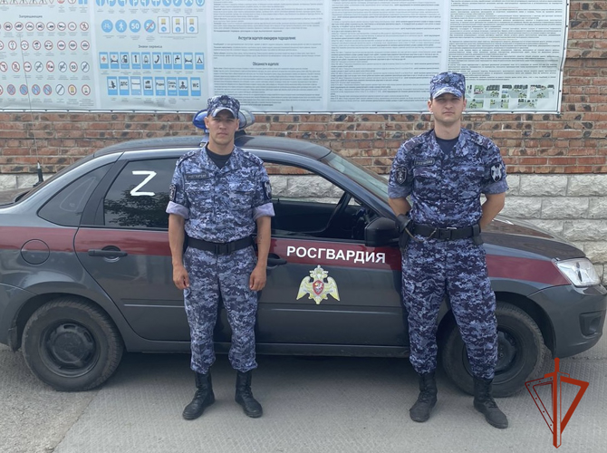 Сотрудники Росгвардии пришли на помощь жителю Омска, потерявшему сознание на улице