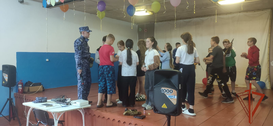 Сотрудники вневедомственной охраны Росгвардии провели урок мужества в детском оздоровительном лагере в Омской области