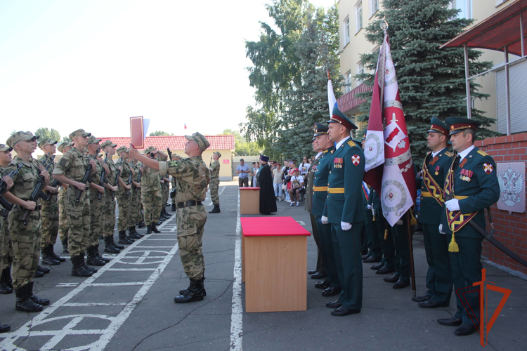 В Омске военнослужащие Росгвардии по призыву торжественно приняли присягу