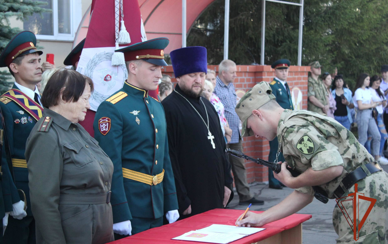 В Омске военнослужащие Росгвардии по призыву торжественно приняли присягу
