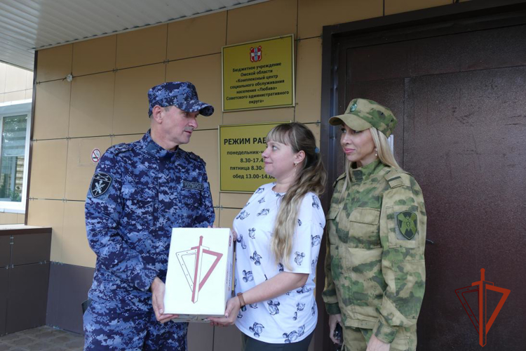 В канун нового учебного года омские росгвардейцы оказали благотворительную помощь школьникам