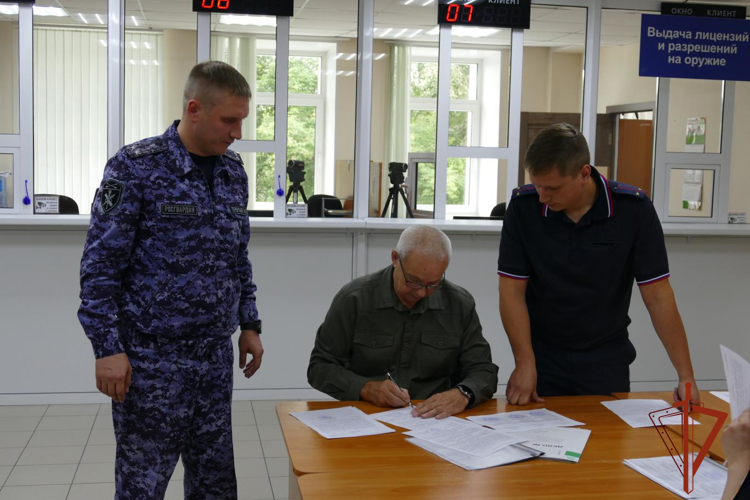 В Омске состоялась передача гражданского оружия для нужд Министерства обороны РФ