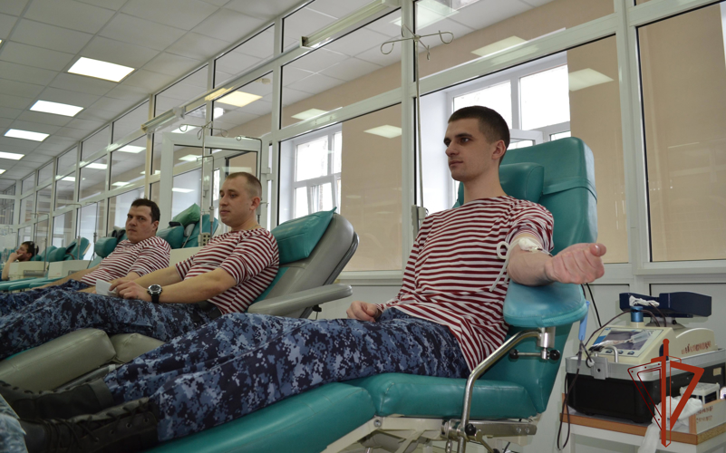 Более 30 литров донорской крови сдали росгвардейцы из Омска