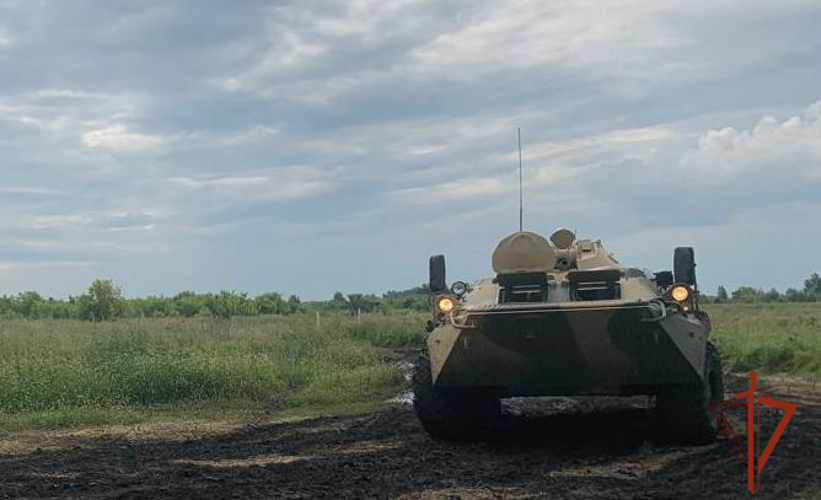 Водители и наводчики вооружения БТР Росгвардии завершили профессиональную подготовку в Омске