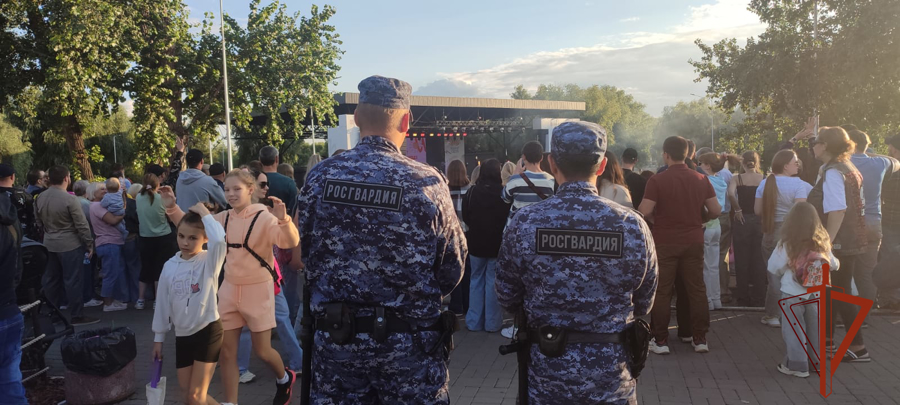 Росгвардейцы обеспечили правопорядок на концерте популярных российских исполнителей в парке «Вокруг света» в Омске