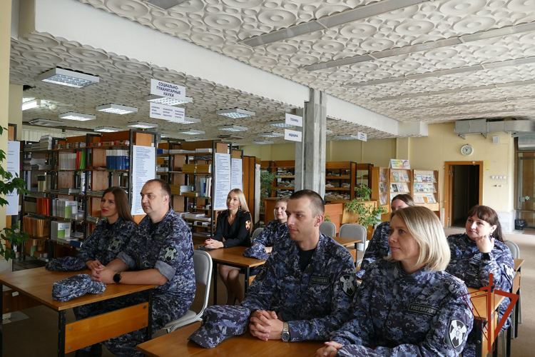 Росгвардейцы приняли участие в патриотических мероприятиях, посвященных Дню государственного флага РФ в г. Омске