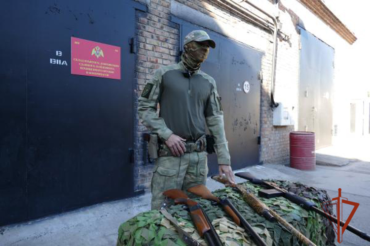 В Омске росгвардейцы передали более 50 единиц гражданского оружия для нужд СВО