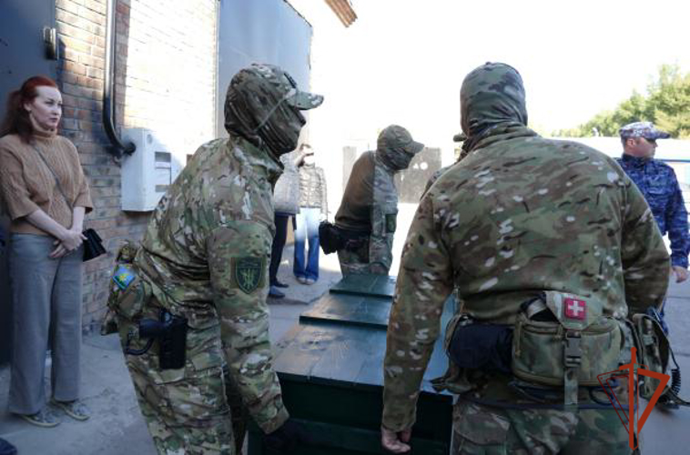 В Омске росгвардейцы передали более 50 единиц гражданского оружия для нужд СВО