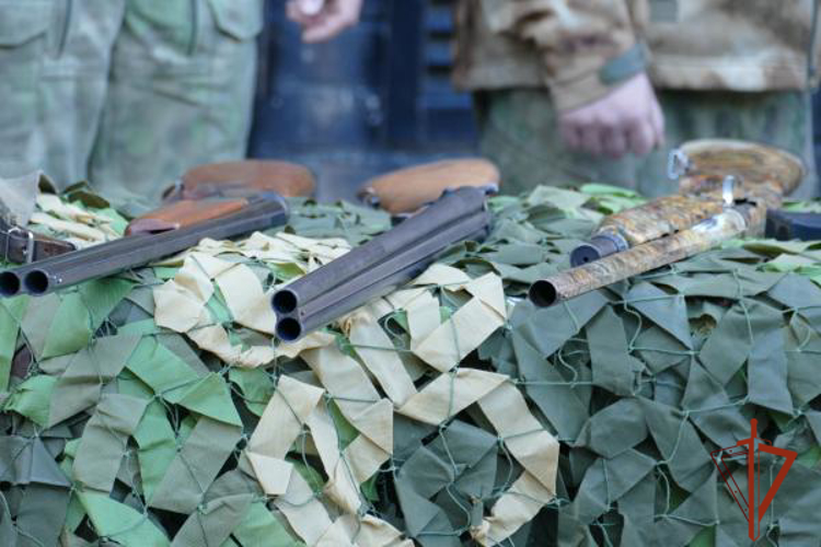 В Омске росгвардейцы передали более 50 единиц гражданского оружия для нужд СВО
