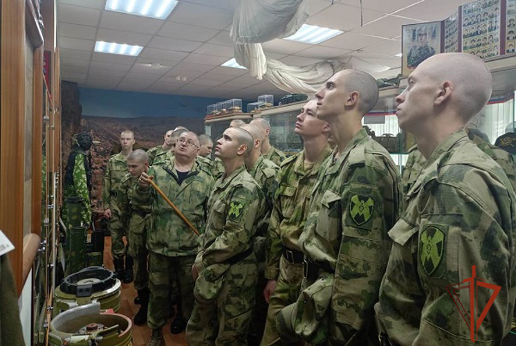Военнослужащие омской воинской части Росгвардии посетили городской музей Афганистана