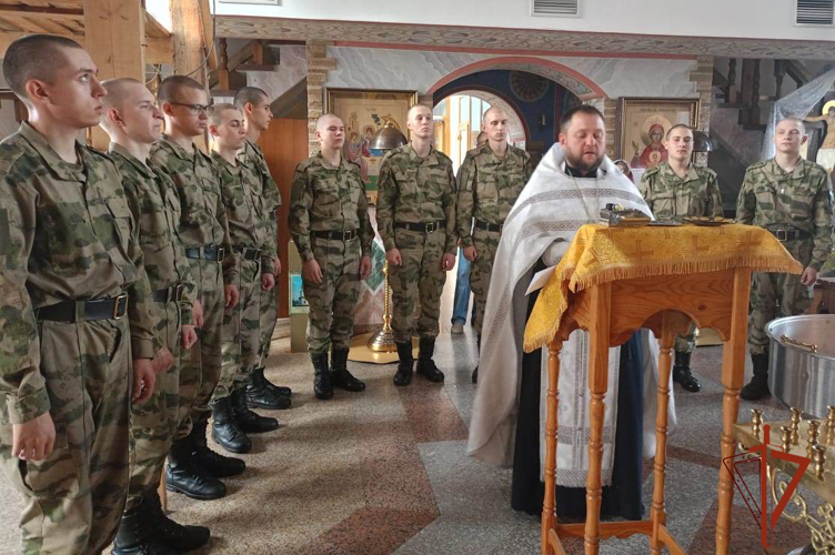 В омской воинской части Росгвардии  военнослужащие по призыву приняли крещение