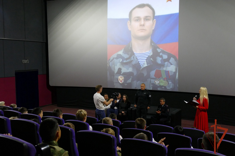 Сотрудники Росгвардии и «Гвардейская смена» встретились с создателями документального фильма «Герой» в Омске  