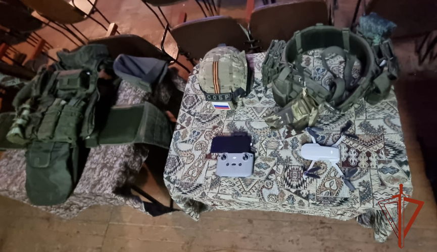 Сотрудники СОБР Росгвардии провели урок мужества в оздоровительном центре «Солнечная поляна»