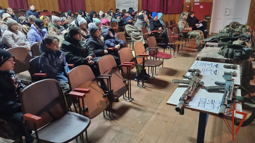 Сотрудники СОБР Росгвардии провели урок мужества в оздоровительном центре «Солнечная поляна»