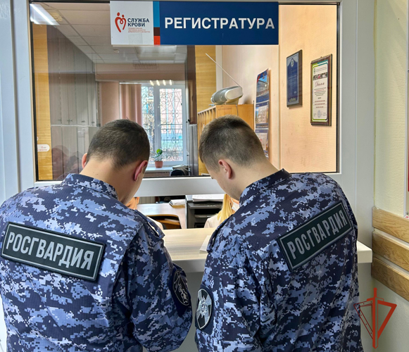 В Омске сотрудники вневедомственной охраны сдали кровь в преддверии профессионального праздника