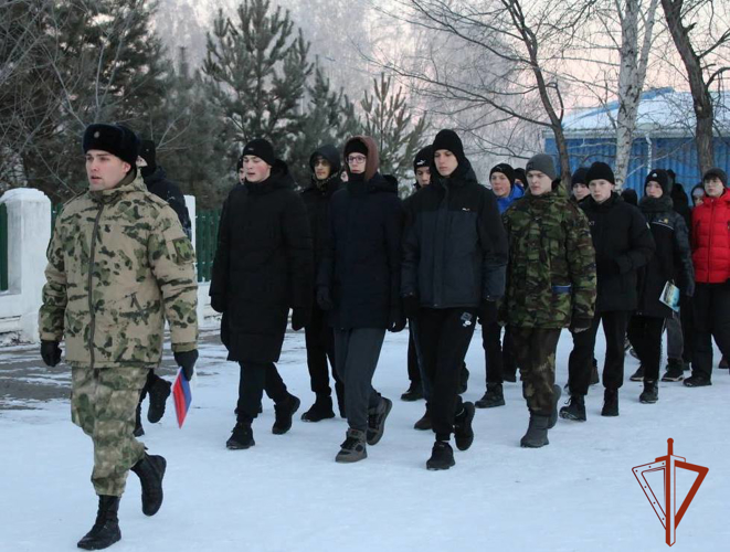 Росгвардейцы провели обучение на детских военно-патриотических сборах для подростков в Омской области