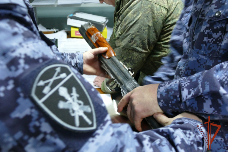 В Омске Росгвардия передала очередную партию гражданского оружия для нужд Министерства обороны РФ