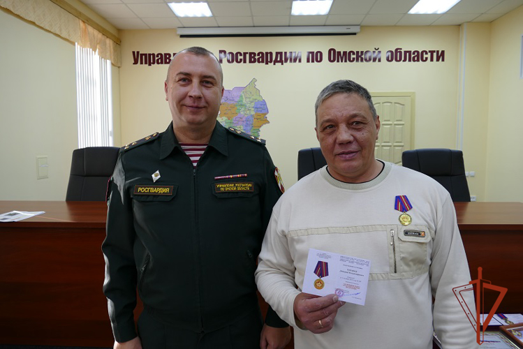 В Росгвардии Омска ветеранам вручили памятные медали, грамоты и благодарственные письма