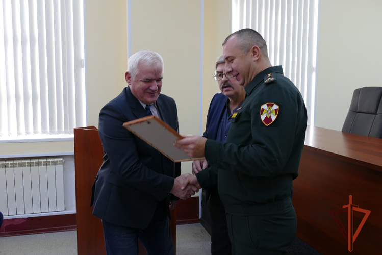 В Росгвардии Омска ветеранам вручили памятные медали, грамоты и благодарственные письма