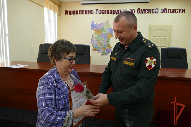 В Росгвардии Омска ветеранам вручили памятные медали, грамоты и благодарственные письма
