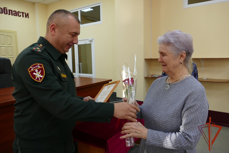 В Росгвардии Омска ветеранам вручили памятные медали, грамоты и благодарственные письма