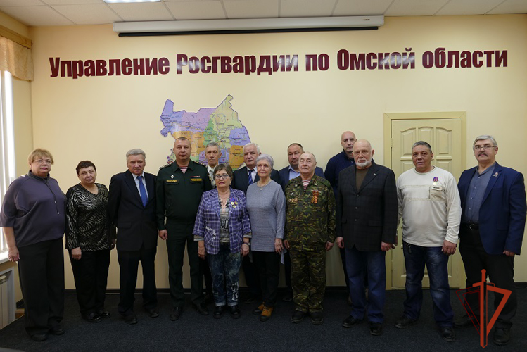 В Росгвардии Омска ветеранам вручили памятные медали, грамоты и благодарственные письма