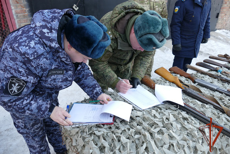 Росгвардия передала очередную партию гражданского оружия для нужд Министерства обороны РФ в Омске
