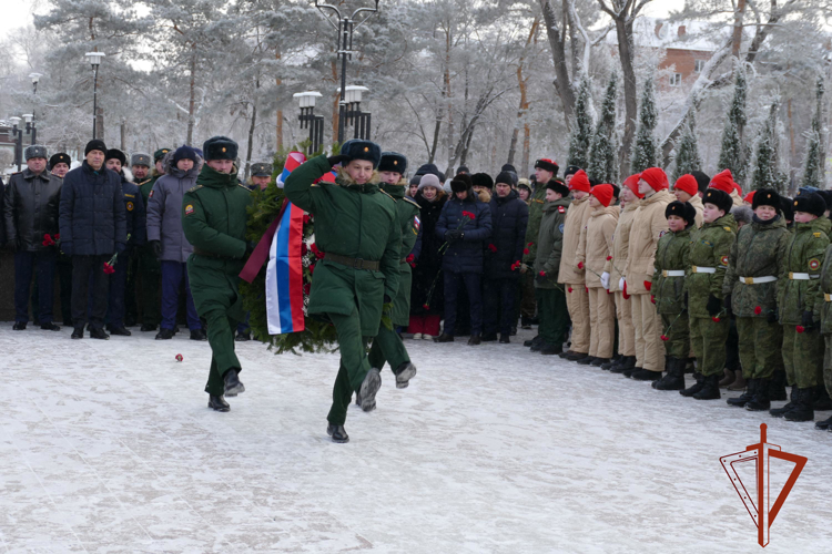 В Омске росгвардейцы приняли участие в церемонии возложения цветов к монументу на бульваре Победы