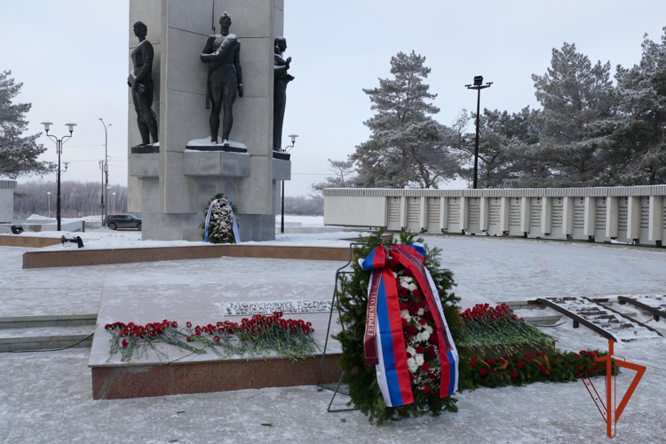 В Омске росгвардейцы приняли участие в церемонии возложения цветов к монументу на бульваре Победы