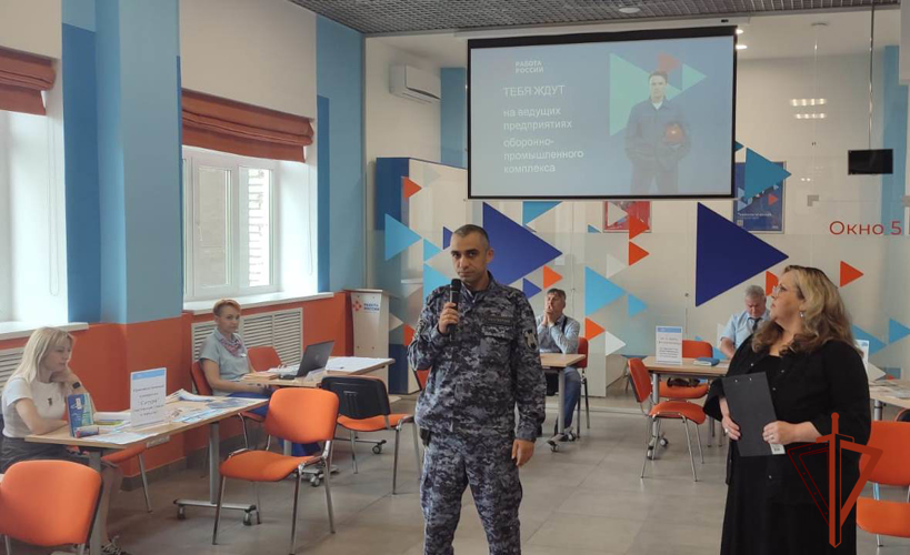 Сотрудники Росгвардии продолжают принимать участие в ярмарках вакансий в Омске