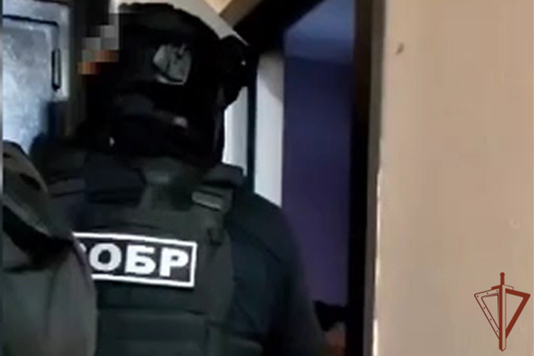 В Омском районе сотрудники СОБР Росгвардии оказали содействие полиции в задержании подозреваемого в вымогательстве крупной суммы денег