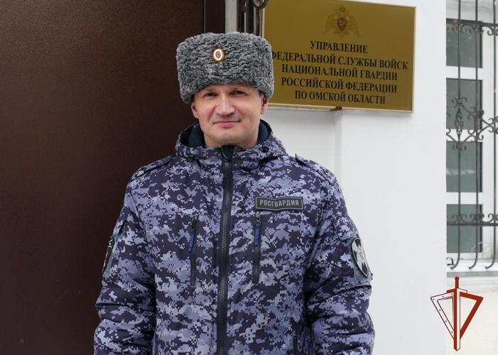 В Омске офицер Росгвардии оказал помощь гражданину загоревшегося автомобиля