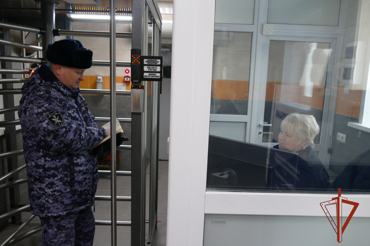 Более 400 нарушений сотрудники Росгвардии выявили на объектах топливно-энергетического комплекса в Омской области