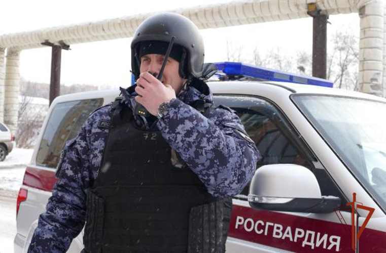 В Омске сотрудники Росгвардии задержали гражданина, повредившего чужой автомобиль