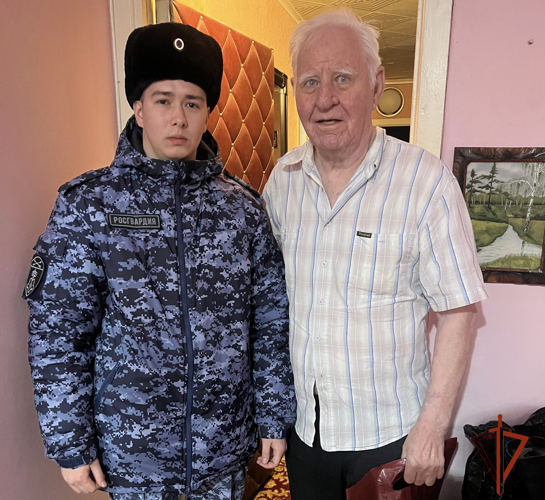 Сотрудники Росгвардии поздравили ветеранов службы с наступающим Новым годом и Рождеством в Омске