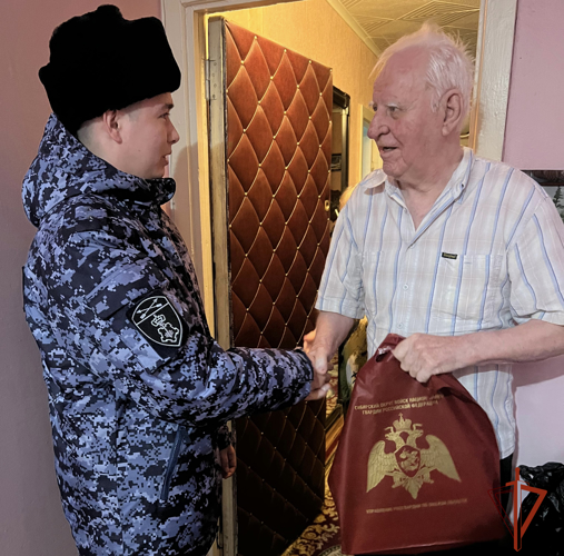 Сотрудники Росгвардии поздравили ветеранов службы с наступающим Новым годом и Рождеством в Омске