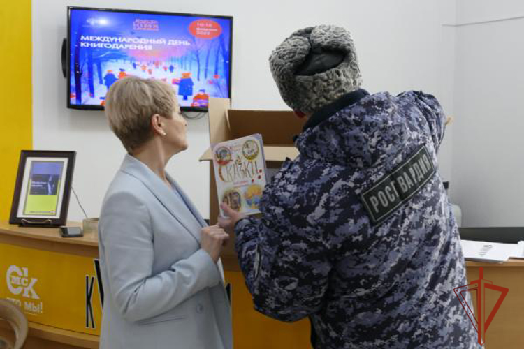 Росгвардейцы поддержали Всероссийскую акцию книгодарения в Омске