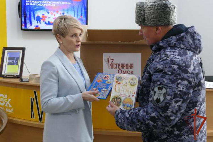 Росгвардейцы поддержали Всероссийскую акцию книгодарения в Омске