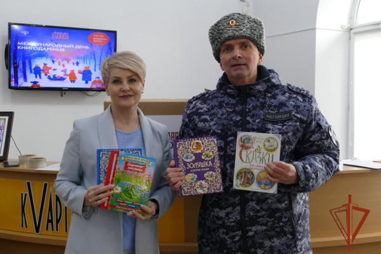 Росгвардейцы поддержали Всероссийскую акцию книгодарения в Омске