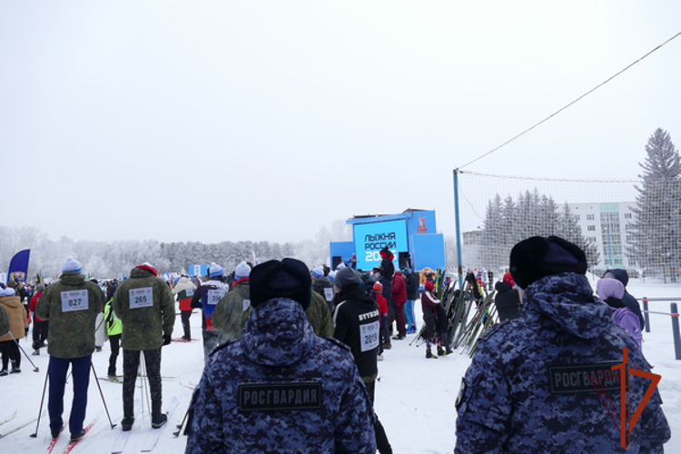 Росгвардейцы обеспечили правопорядок и стали участниками Всероссийского лыжного забега «Лыжня России-2025» в Омске