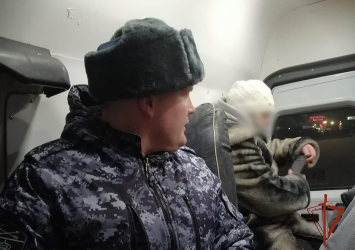 Росгвардейцы спасли замерзавшую на улице омичку