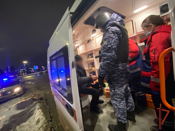 В Омске сотрудники  Росгвардии помогли мужчине, оказавшемуся в беспомощном состоянии