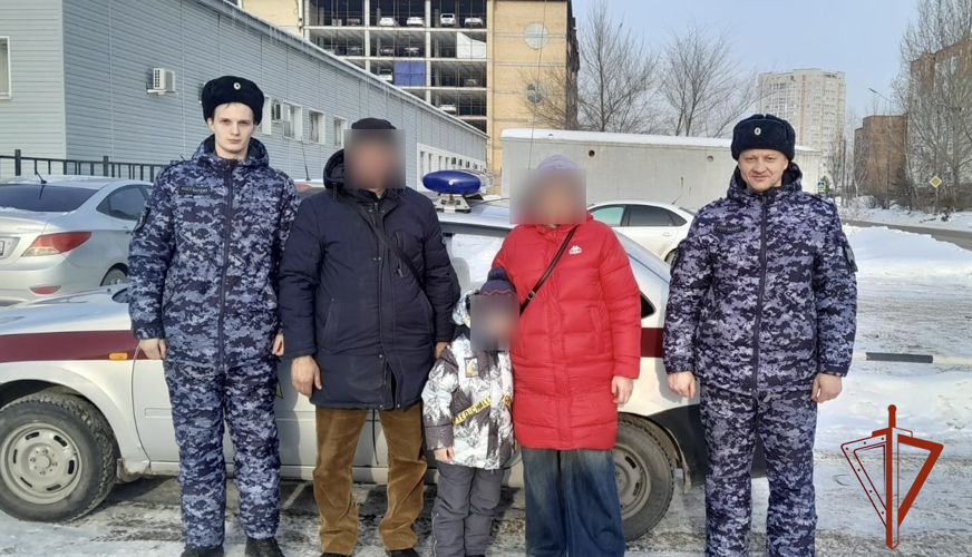 Сотрудники Росгвардии нашли и вернули потерявшегося ребенка в Омске