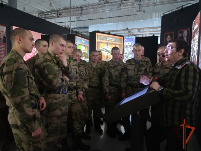 Военнослужащие омской войсковой части Росгвардии посетили исторический парк «Россия-Моя История»