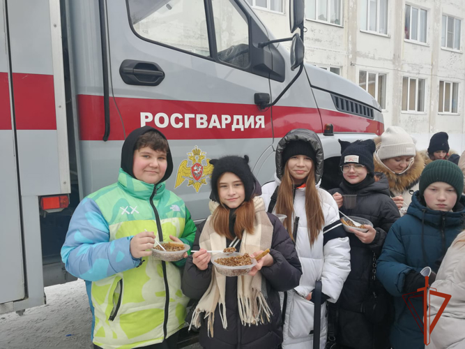 Военнослужащие Омской воинской части Росгвардии  провели для школьников военно-спортивную игру «Зарницу»