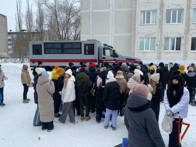 Военнослужащие Омской воинской части Росгвардии провели для школьников военно-спортивную игру «Зарницу»