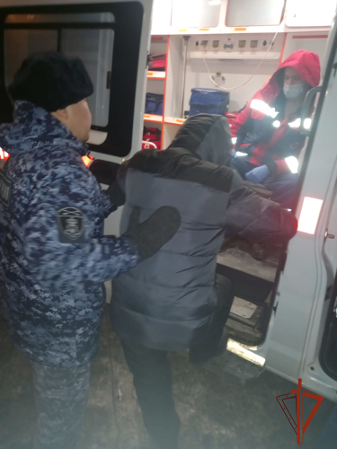 В Омске Росгвардейцы помогли   мужчине, оказавшемуся в беспомощном состоянии 