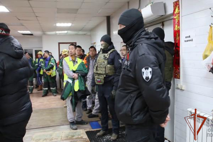 Спецподразделения Росгвардии оказали силовую поддержку полиции при выявлении и пресечении нарушений миграционного законодательства в Омске