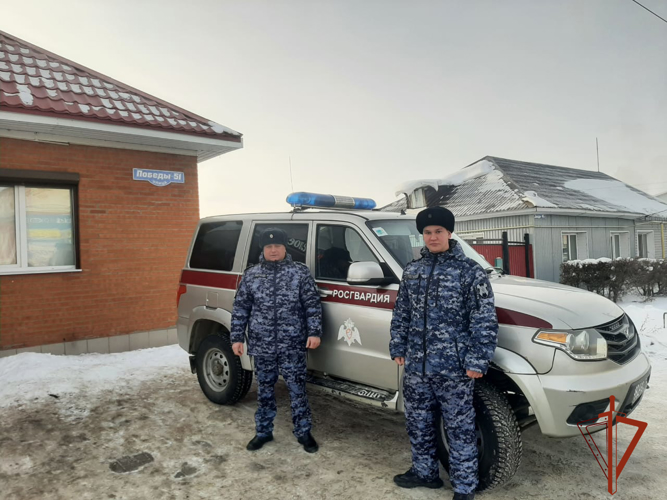 Cотрудники Росгвардии помогли замерзающему на улице пенсионеру в Омской области